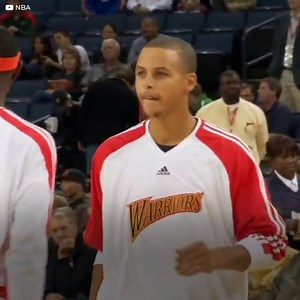 “Get that ball out of here!” LeBron James faced off against a rookie, Steph Curry, for the first time in 2009, and there was a huge difference between them in terms of skills. James would humiliate Curry with a powerful play; however, it turned out to be just a first sign of warning, anticipating a particular play that “Bron” would perform several times to overpower the Warriors’ “Chef”. And in the 2023 Conference semifinal, LeBron would mop the floor with his lifelong rival again. | Rebound