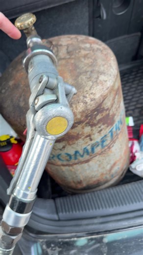 Sfidarea statului român începe cu fiecare dintre cei care cred că legile sunt facultative. Nu este normal ca, după ce un punct a fost sancționat deja de două ori, a treia oară să fie prins în aceeași situație. Se pretinde că angajații nu țin cont de regulile stabilite de angajator, dar deja pare că acordul vine chiar de la acesta. Este imposibil de crezut că banii predați seara nu au și explicații. Vă rog să ascultați înregistrarea pentru a vedea că angajatul recunoaște că trăiește din umplerea