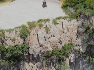 3.6M views · 98K reactions | Danger! Luckily, it was empty inside. 危险！幸好里面空无一人 Drama： Fated Hearts Welcome to my channel! #FatedHearts #一笑随歌 | Cici撩剧 | Facebook