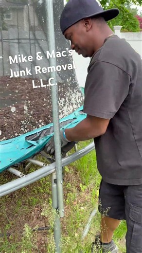 How to disassemble a trampoline