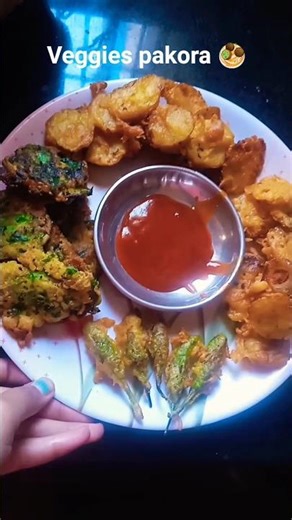 pakora ki varieties 🧆🥞#pakore #harimirch #palak #besan #potato #onion #foodies #cooking #recipie