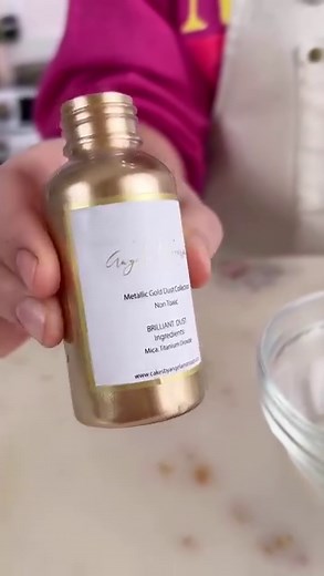 495K views · 12K reactions | The 3 ingredient gold cake drip we've all been waiting for! 勞 @sugargeekshow has shared exactly how it's done... 6 tablespoon coconut oil 1 tablespoon powdered sugar (sifted) 2 teaspoons metallic gold powder Note: Do not microwave the powder once it’s mixed in because the powder has metal in it. Will you be giving it a try? ✨ | The Cake Decorating Company | Facebook