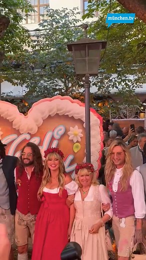 148K views · 1.8K reactions | Heidi Klum lädt heute erstmals zu einer Pre-Wiesn-Party ins Münchner Hofbräuhaus ein. Beim „HeidiFest“ erwartet die Gäste eine Mischung aus Schlagern, Party-Hits und bayerischem Flair. Prominente Gäste dürfen dabei selbstverständlich nicht fehlen. #heidi #heidifest #wiesn #prewiesn #wiesn2025 #oktoberfest #wirsindwiesn #promis #gäste #prominente #party #hits #münchen #munich #bayern #volksfest | münchen.tv | Facebook