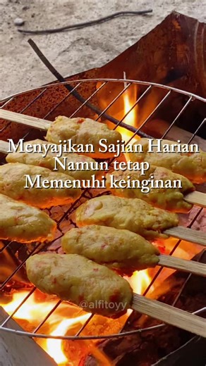 Jarang pingin makanan sekalinya pingin ribet amat 😄, Masih penganut sekte “kalau ada yang ribet kenapa harus gampang😄😅” Perbumbuan aku catat disini : 1/2 sdm lada hitam butiran 1 sdm ketumbar butiran 3 butir kemiri sangrai 9 siung bawang merah 5 siung bawang putih 3 buah cabe merah besar 1 genggam cabe rawit merah 3 ruas kencur 2 cm jahe 2 cm lengkuas 6 cm kunyit 1 batang sereh 6 lembar daun jeruk (aku pas g ada) 1/2 sdm terasi bakar (aku pas g ada) Pake daging ayam 500g Santen instan 65ml ga