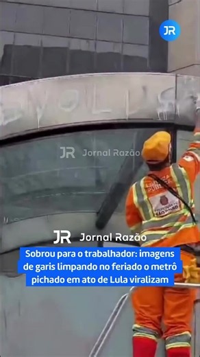 🚨🇧🇷 Sobrou para o trabalhador. Garis da Prefeitura de São Paulo e funcionários do Metrô passaram toda a manhã desta segunda-feira (12), feriado de Nossa Senhora Aparecida, limpando as estações da Avenida Paulista pichadas no ato de campanha de Lula (PT). As imagens viralizaram nas redes. Os vídeos mostram um gari raspando do vidro um adesivo com o número 13. Outro gari sobe em uma escada para apagar a frase “Viva a Revolução”, pintada na entrada da estação Trianon-Masp. Um terceiro trabalhado
