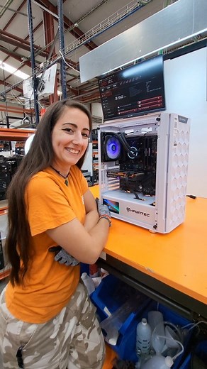PcComponentes | 👩‍🔧 Nuestra experta Elena te muestra cómo se monta un PC gaming en PcComponentes #pcgaming #pccomponentes #expertos #satisfying | Instagram