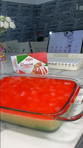 Easy Strawberry Trifle Pudding with Nona Crystal Jelly