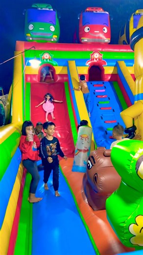 Bersenang senang di wahana perosotan istana balon bus Tayo