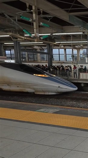 Why Japan’s Bullet Train Has Such a Long Nose #bullettrain #science #facts
