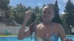 Woman livestreams her own drowning