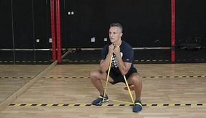 15 ejercicios de piernas para hacer en casa con banda elá...