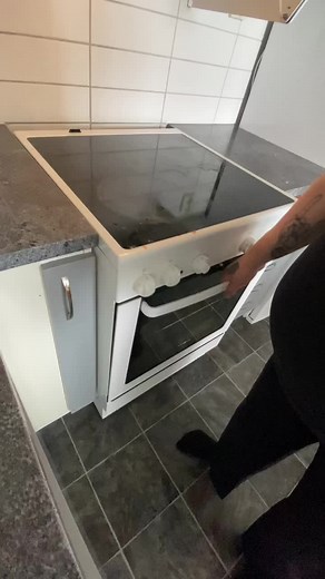 Deep cleaning the oven 🤭 #cleantok #cleankitch