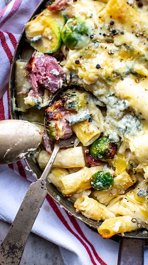 Next Level Leftovers Mac & Cheese | The only recipe you need today! A really solid mac and cheese recipe that just so happens to be a great vehicle for any leftovers you might have knocking around after the big feast. I’ve suggested a combination of three cheeses here but feel free to add any leftovers from your cheese board. There are no wrong choices when it comes to leftovers mac & cheese. A silky velvety cheese sauce wraps its way around freshly cooked rigatoni and envelopes the last of your