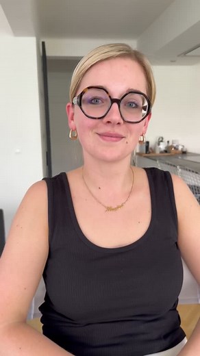 Angelique Vandewinkel. Hair&Make-up Artist on Instagram: "Als jij in mijn team zit, belandt je in mijn stoel... Of je nu wil of niet 😁 ik kan het niet laten... Voor Marylise haar ooglook gebruikte ik het 'Pink Quartz' palette en de Lash Fixation mascara – zie je hoe haar ogen echt stralen? 👌🏼 Ik werkte de look af met blush in de kleur ‘Awake’ en de highlighter ‘Cosmos’ voor die mooie glow. Wil jij ook leren hoe je je ogen op een mooie manier kan opmaken? 👉🏼 Speciaal voor jou maakte ik de cu