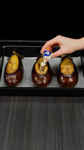 Je ne cuisine jamais l'aubergine autrement. Cette recette est fantastique ! Ingredientes aubergine: 3 pc huile: 10 ml sel: 4 g fromage fondu: 50 g poivron rouge: 1 pc tomates: 1 pc persil: 10 g ail: 10 g pain grillé: 4 tranches parmesan: 50 g huile d’olive : 10 ml parmesan: 30 g En outre pommes de terre: 300 g eau: 400 ml jus de cornichons marinés: 80 ml sel: 3 g oignon rouge: 1 pc cornichons marinés: 2 pc persil: 7 g aneth: 7 g oignon de printemps: 5 g mayonnaise: 50 g moutarde: 20 g jus de cor