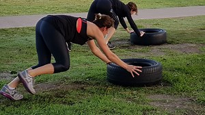 Tablas de ejercicio (físico) con neumáticos - Neumáticos en verde
