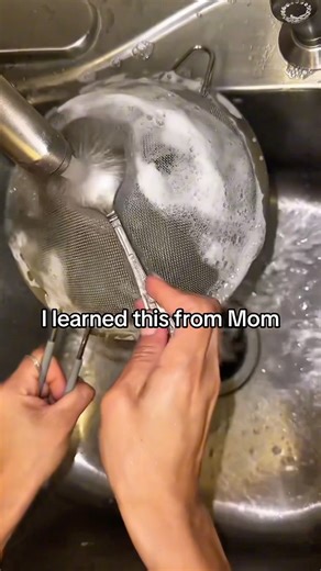 Hack to clean the seive! @karlita_motherhood