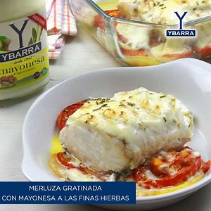 MERLUZA GRATINADA A LAS FINAS HIERBAS, una #RECETA de pescado exquisita y muy fácil de hacer, un plato que seguro triunfa este verano. ¿Cuál es vuestra forma favorita de tomar la merluza? #RecetasYbarra #YbarraJuntemonos #mayonesaYbarra | Grupo Ybarra