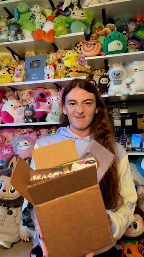 This was every labubu collectors, unboxing dream! What do you guys think of the older version of Labubu!? I can’t believe that I now own two series 2 Labubu figures! @whatnot @popmart #labubu #labubuthemonsters #labubuunboxing #blindboxopening #unboxing @whatnotcollectibles | Danisquishie