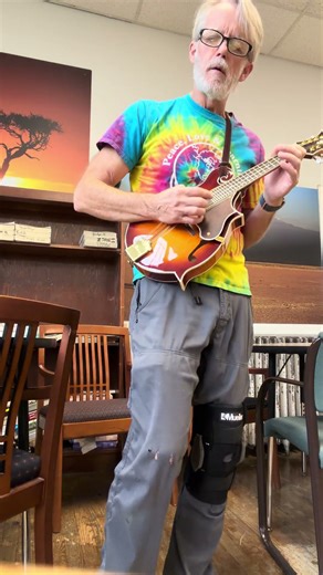 3 weeks into learning mandolin, having a blast working up this old time fiddle tune, Cripple Creek