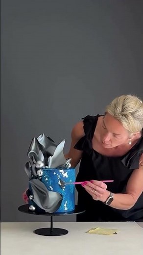 Edible Silver Leaf: Elegant Cakes Made Easy 🍰