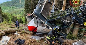 13 muertos y dos heridos tras caída de un teleférico en Italia