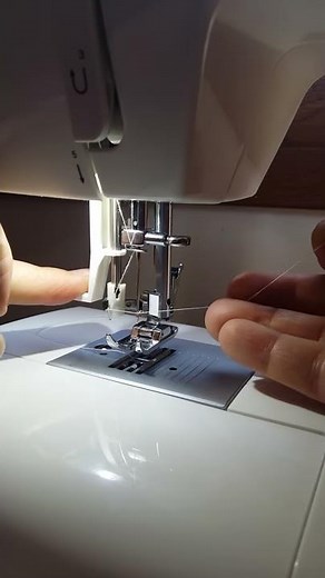 Cómo utilizar el enhebrador automático de la Singer Tradition 2282