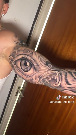Tatuaje de brazo entero: arreglo y diseño final