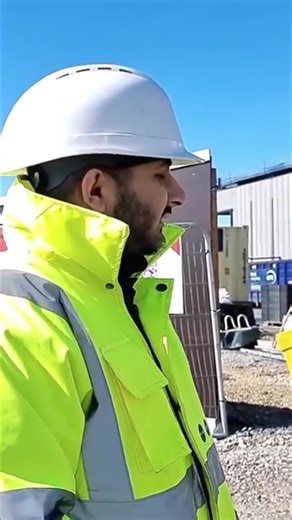 Spotting the Site Manager_ The Clean Jacket & White Hat!