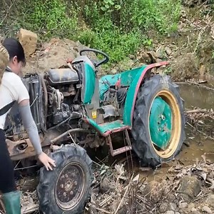 Starting_an_abandoned_tractor_in_the_middle_of_a_stream_Restoring (2) | Cordle 1M