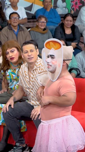 27K views · 461 reactions | ¿Te puedes sentar? 藍藍藍#COMICOSDELPERU #ComicosAmbulantes #lacasadelacomedia #ponceproduccionesperu #reelsviral | Ponce Eventos | Facebook