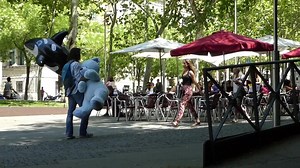 763K views · 1K reactions | Aquí va otro #OleTusAhoy! protagonizado por una orca hinchable, un oso gigante, Juan y Jose. Bueno, y por un puñado de buena gente con bastante paciencia… | Chips Ahoy! Spain | Facebook