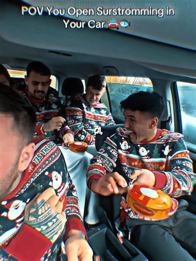 Défi de l'Ouverture de Surströmming dans une Voiture