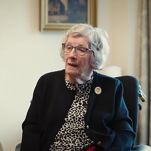 Vil du hjælpe os med at bringe smil på læben hos ensomme? 🙋‍ Gør en kæmpe forskel ❤️ I Danmark føler over 600.000 mennesker sig alene eller uden for fællesskabet, og tallet er stigende. Du kan blive ugens højdepunkt for en, der føler sig ensom. Som frivillig kan du bryde ensomheden for mennesker, der er alene. Det kan du gøre gennem besøg hos ensomme danskere med hyggelige samtaler og nærvær. Du kan blive våger hos døende, der ikke har andre ved deres side. Du kan også blive ugens højdepunkt fo