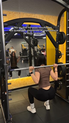 Cat on Instagram: "La sentadilla Smith es clave porque te permite trabajar el glúteo y las piernas con mejor control, estabilidad y técnica, evitando que la espalda cargue de más. Al tener la barra guiada, puedes concentrarte en: ✔️ activar bien el glúteo ✔️ bajar con control ✔️ mantener la postura correcta ✔️ generar tensión real en el músculo No se trata de levantar más peso, se trata de hacer el ejercicio bien hecho. Por eso esta sentadilla no es relleno, es una base dentro del método Mujer M