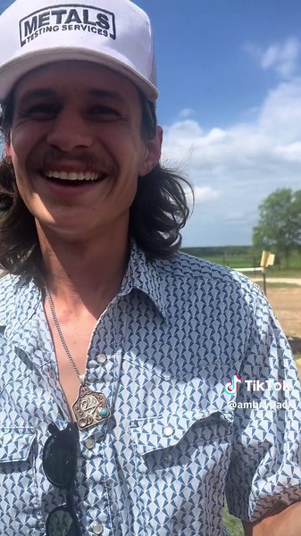 Feeding a Baby Bird: Heartwarming Video of Animal Care and Wildlife Rehabilitation