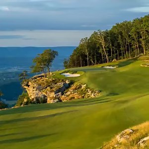 Nominated "Best New Course 2020" awarded by Golf Digest One Course. Three Environments. A HIGHLANDS COURSE PAR 71 • 7,005 YARDS The Course at McLemore is a Highlands Course designed by Rees Jones and Bill Bergin. The course is a par 71 with four par fives and plays 7,005 yards from the tips. There are three typical types of holes on the course: the cliff holes, the canyon holes and, the course’s namesake, the highland holes. THE CANYON HOLES HOLES 2, 3, 6, 7 & 9 The Canyon Holes play into, along