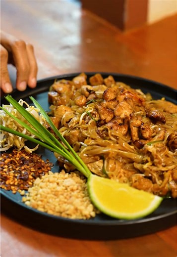 “Table for four?” More like table for me 😋🍴 When the cravings hit, there’s no such thing as sharing at Thai-Noy! 🇹🇭✨ #thainoy #thainoycuisine #thairestaurant #poblacion #fyp