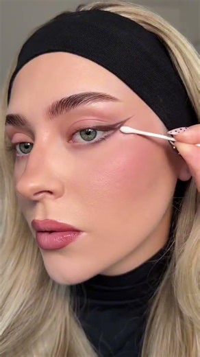 two eyeliner hacks🖤 the ‘3 lines hack’ vs the ‘powder method’ ✨ which eye do you like more?