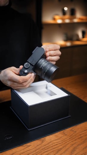 Unboxing The New LEICA Q3 MONOCHROM. Video credit: Leica Store Vienna Leica Q3 Monochrom | 198.3TRVND Vui lòng liên hệ với Leica Vietnam để đặt hàng sớm. __ Leica Store Hanoi: 14 Ngô Quyền, Hoàn Kiếm | 84 243 201 4848 Leica Store Saigon: Deutsches Haus, 33 Lê Duẩn, P.Sài Gòn | 84 287 309 6665 Hotline: 84 945 488 94 #LeicaQ3Monochrom #LeicaQ3 #Leica #LeicaCamera #LeicaQ343 #🔴📷 #LeicaVietnam #LeicaStoreSaigon #LeicaStoreHanoi | Leica Vietnam