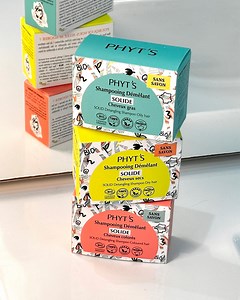 🌿 Cet été pour vos vacances, adoptez les shampoings démêlants solides Phyt’s. Certifiés Bio et 100% d’origine naturelle ! Effet waouh garanti ! ✨ Shampoing démêlant solide cheveux colorés : Bye bye cheveux ternes ! 🌈 il ravive la couleur, nettoie et démêle en douceur, pour des cheveux éclatants et nourris. ✨ Shampoing démêlant solide cheveux secs : Adieu cheveux emmêlés ! 💧 Il répare, fortifie et nourrit sans alourdir, pour des cheveux brillants et faciles à démêler. ✨ Shampoing démêlant soli
