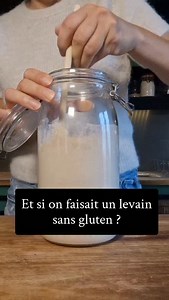 C'est super facile à faire, ça ne prend que quelques p'tites minutes par jour et quelques recettes vont très vite débarquées 😊 Ingrédients - Farine de sarrasin - Farine de riz - Jus de pomme bio de préférence non filtré , il doit toujours être à température ambiante Ne jamais utiliser de métal en contact avec le levain 👉 Jour 1 Mélangez 25 g de farine de sarrasin 25 g de farine de riz 60 g de jus de pomme, on mélange, le texture doit être comme une pâte à crêpes épaisse, si besoin ajoutez du j