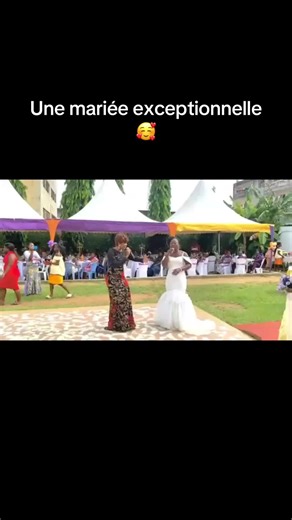 Une mariee exeptionnelle 🥰 elle a voulu elle meme chanter alors je l’ai laissé chanter 😍 waooo très touchant . Titre : l’unique JESUS disponible sur ma chaîne Youtube #mariage #video #views #videoviral #eglise #pourtoi