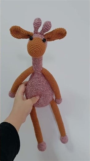 Today's yarn time, a cute crocheted giraffe, easy for absolute beginners to make.