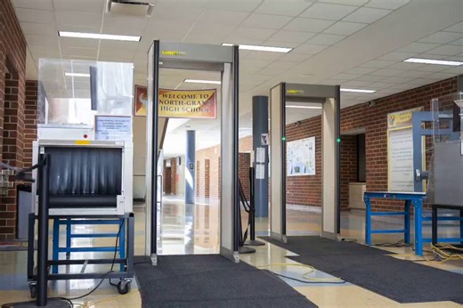 Sizce ABD'de bazı okullarda uygulanan X-Ray ve üst aramasıyla okula giriş sistemi ülkemize getirilmeli mi?