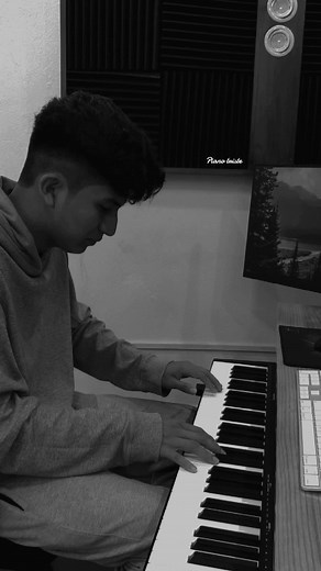 #piano #instrumental #pianotutorial #music #pianomusic #pianosad Una melodía triste en piano, instrumental triste