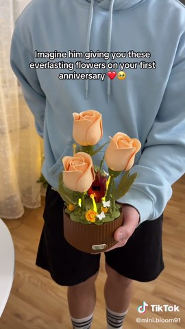 The perfect anniversary gift for her 🥰💐