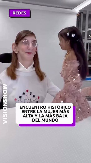 📢 La cuenta oficial de Guinness World Records publicó imágenes de un encuentro inédito entre dos figuras únicas: Jyoti Amge, reconocida como la mujer más pequeña del mundo con 62,8 cm de altura, y Rumeysa Gelgi, la mujer más alta del mundo, con 2,15 m. ￼ El encuentro tuvo lugar en Londres, como parte de la celebración del Día de los Récords Guinness, y permitió captar de forma visual la asombrosa diferencia de estatura entre ambas. ￼ Aunque sus condiciones físicas las sitúan en polos opuestos,