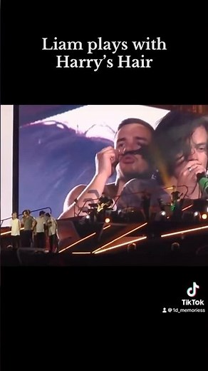 Liam plays with Harry’s Hair #onedirection #shorts