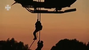 47K views · 892 reactions | Das Kommando Spezialkräfte erprobt das Abseilen mit dem neuen Hubschrauber der Luftwaffe, dem H145M. Zwei Abseiltechniken werden dabei erprobt: das Fast Roping und das Rappelling. | Bundeswehr Karriere | Facebook